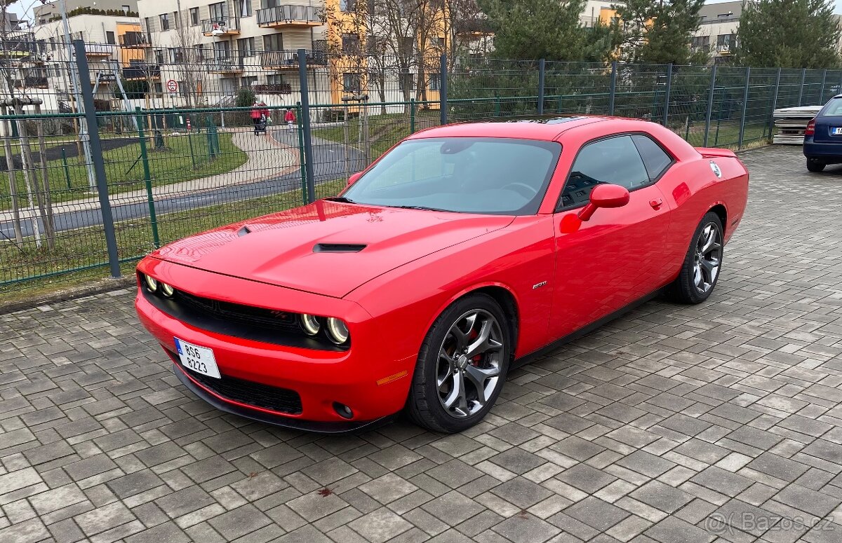 Dodge Challenger V8 manuál