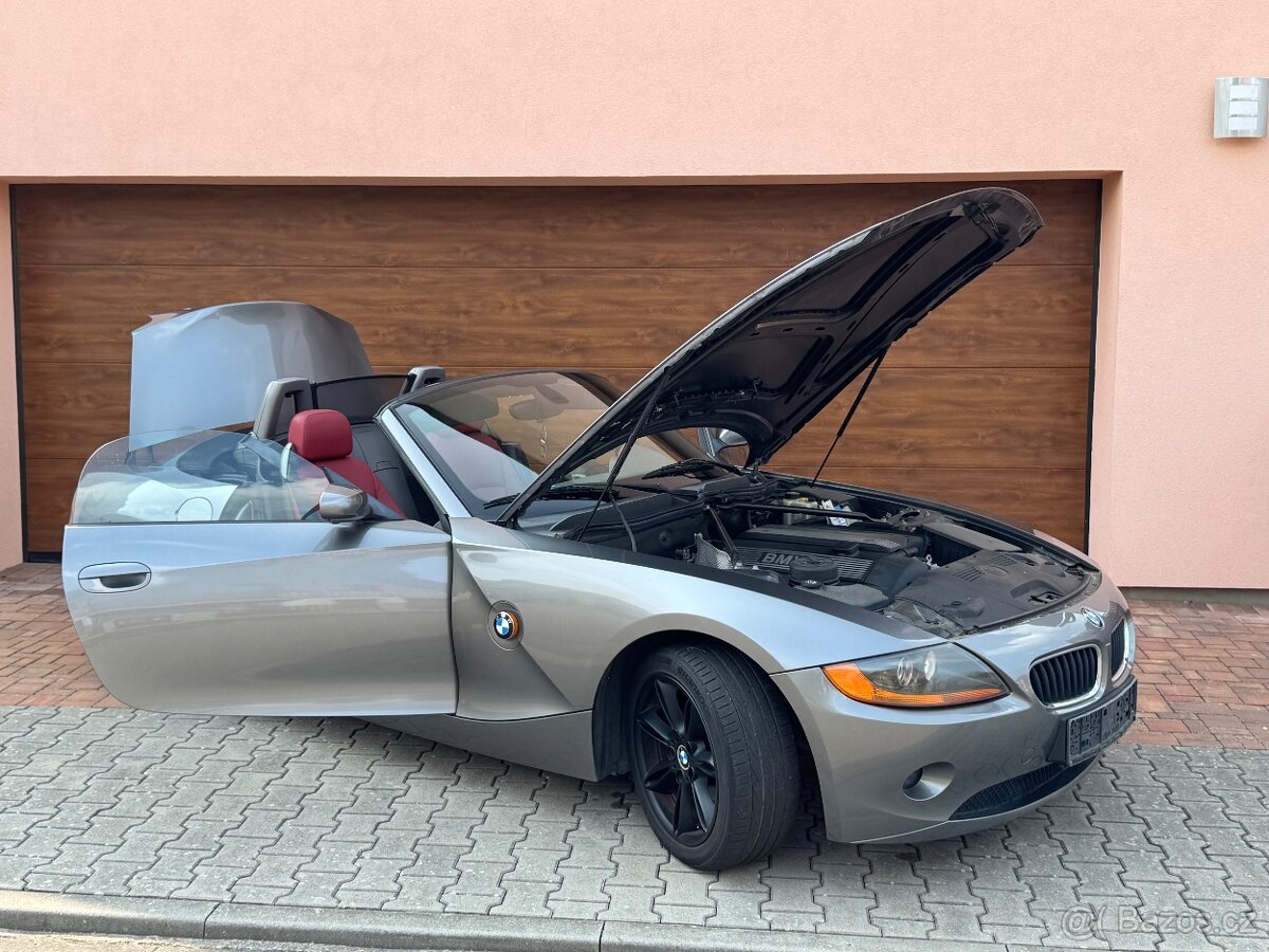 BMW Z4 2.2i (125kw) manuál, dovoz DE, červená kůže