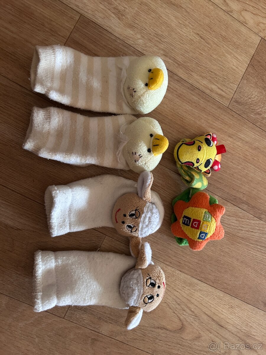 Chrastítka na nohy a ruce