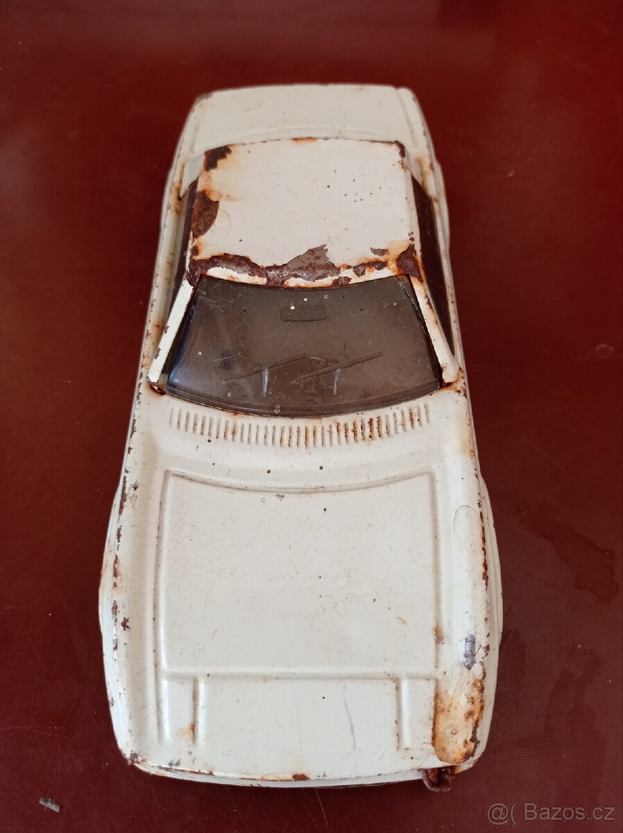 Plechové autíčko a jiné hračky