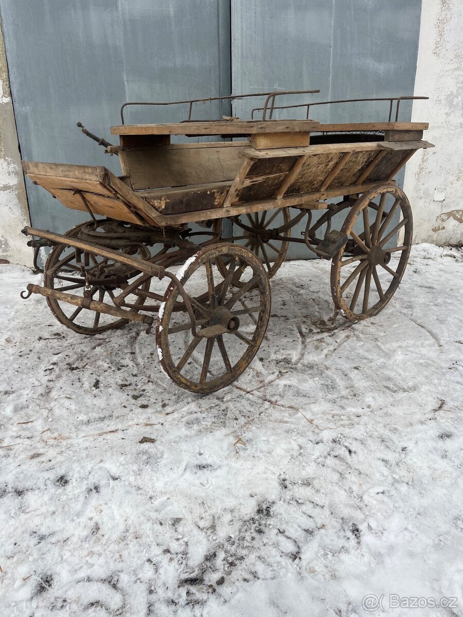 Stará dřevěná brička / kočár – dekorace