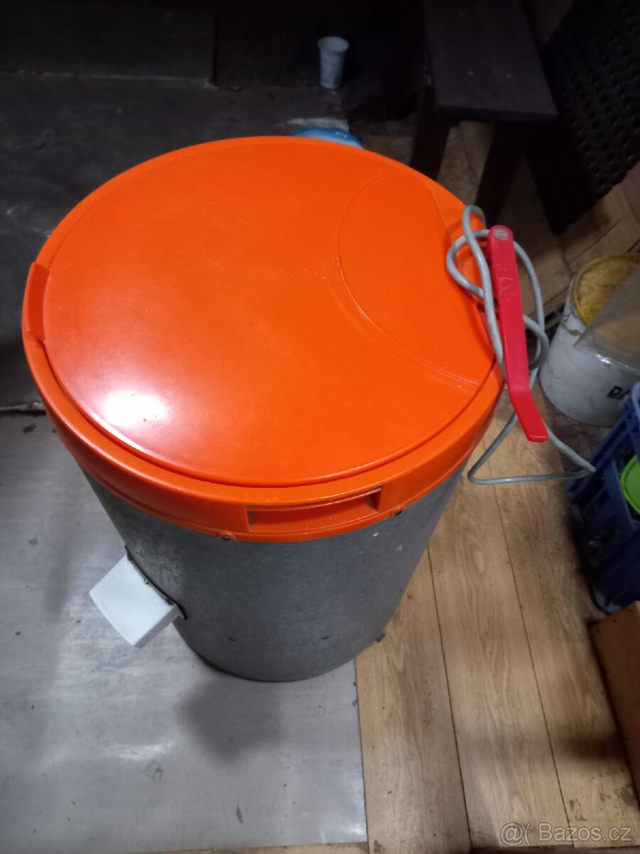 Prodám starší, ale funkční el. ždímačku