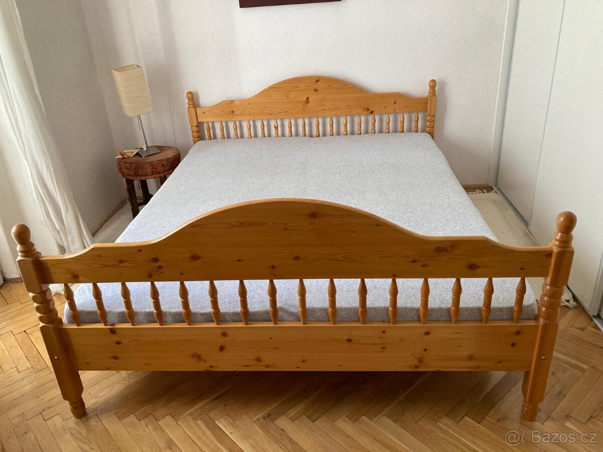 Dřevěná manželská postel