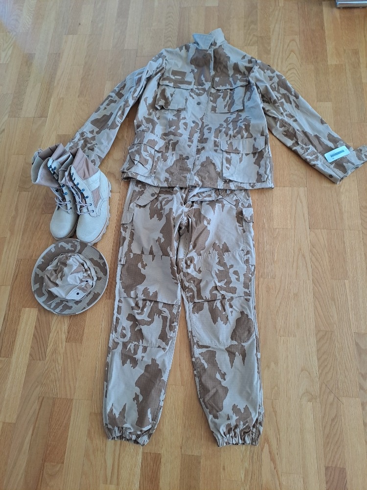 Vojenský pouštní maskovací oděv