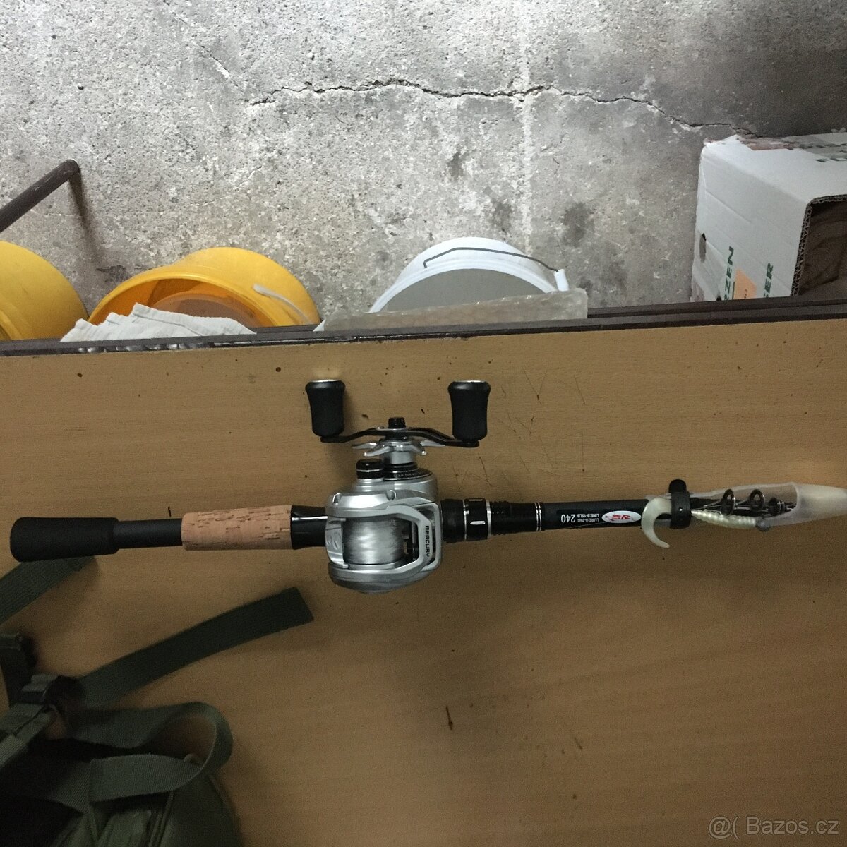 Prodám baitcastový naviják s prutem 2,4 m