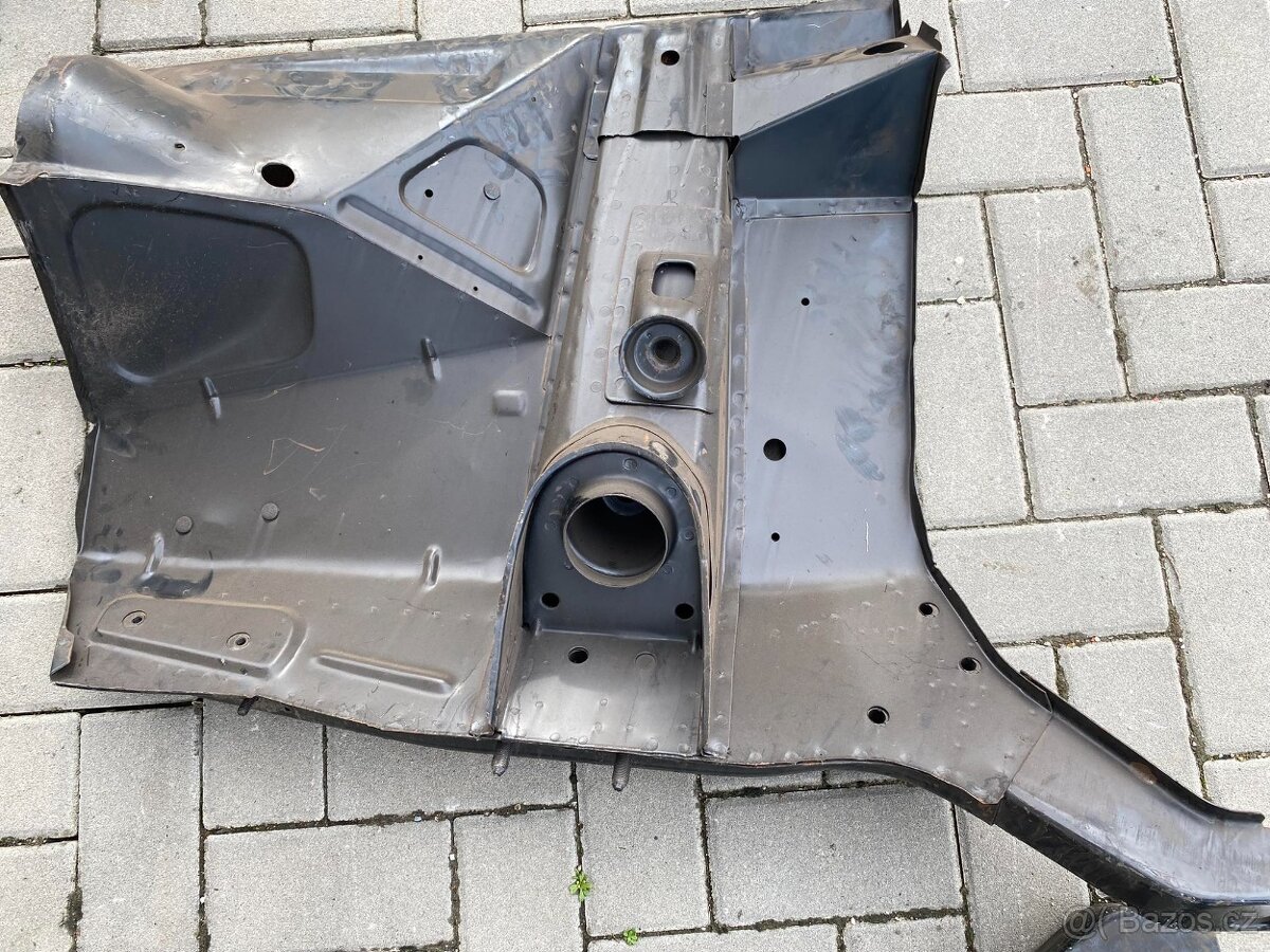 Lada Vaz Žiguli ,2103,2106, přední vnitřní podběhy originál