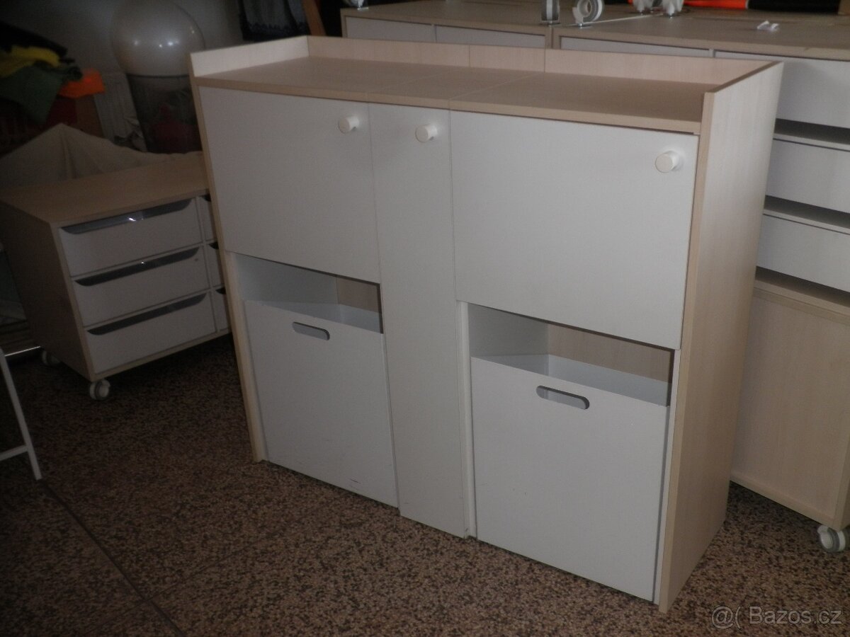 Skříňka nebo malý pult s kontejnery
