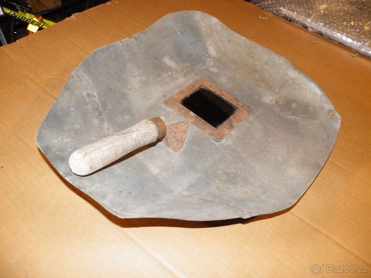 Historická svářečská kukla