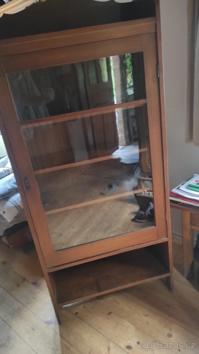 Stará prosklená skříňka