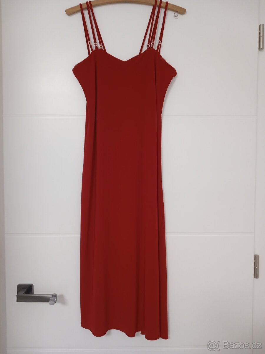 Červené společenské šaty