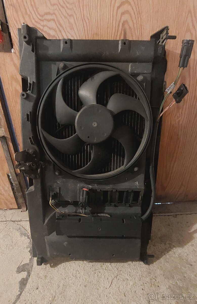 Peugeot 307 kompletní chladičová stěna včetně chladičů.