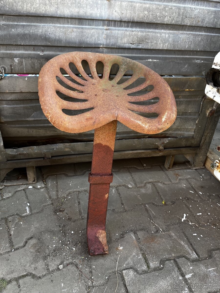 Železná sedačka na zemědělské stroje