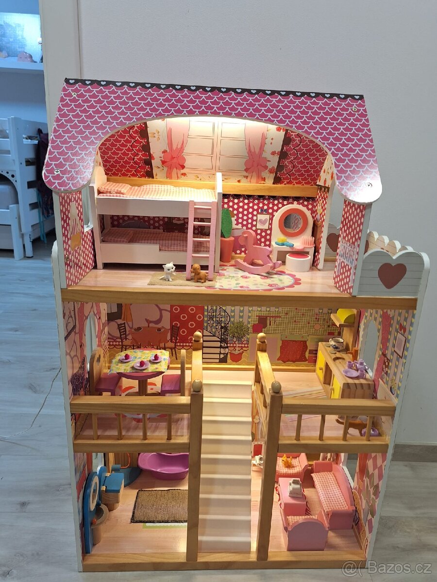Dřevěný domeček pro panenky