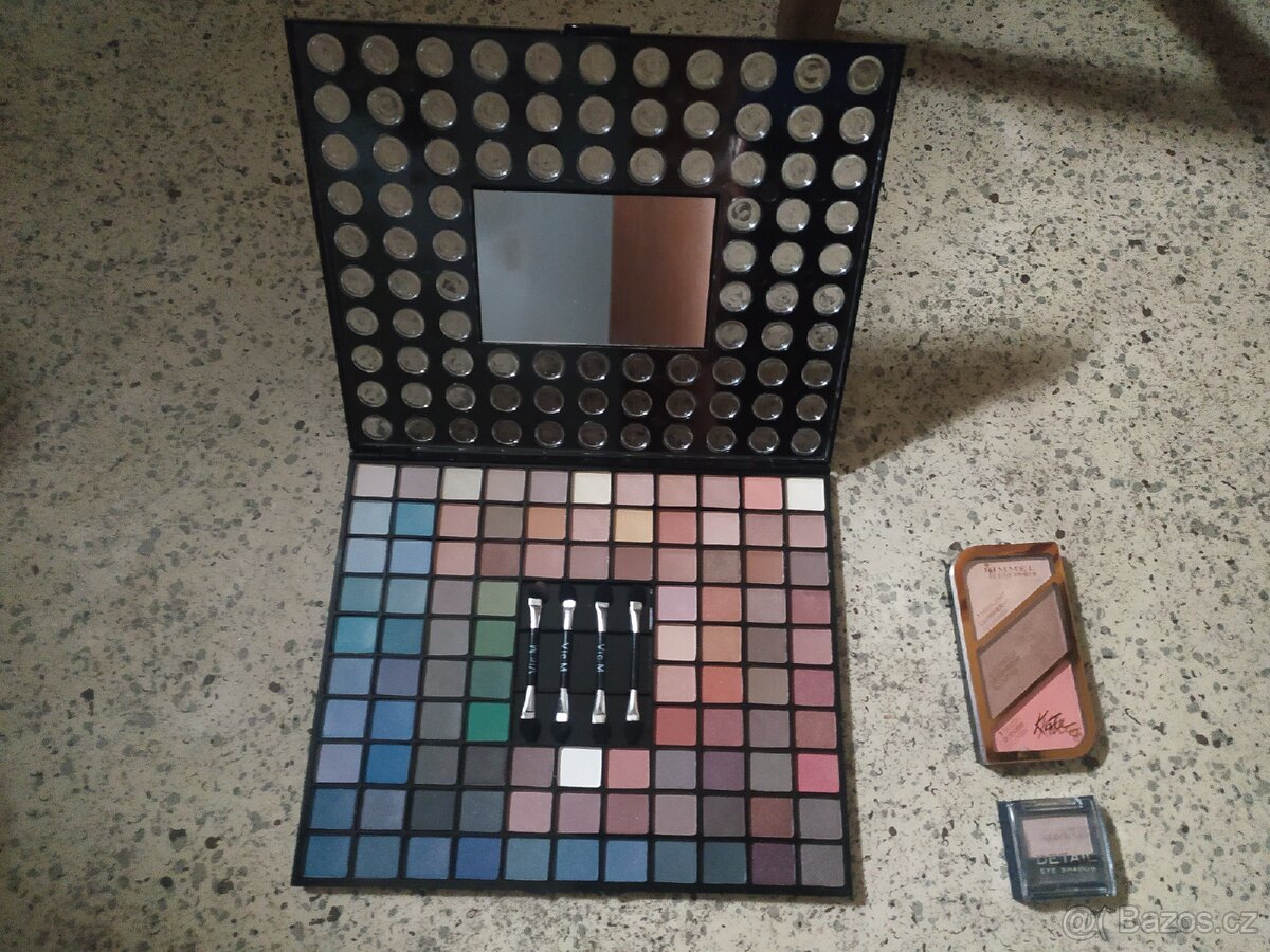 VicMartin professional makeup kit