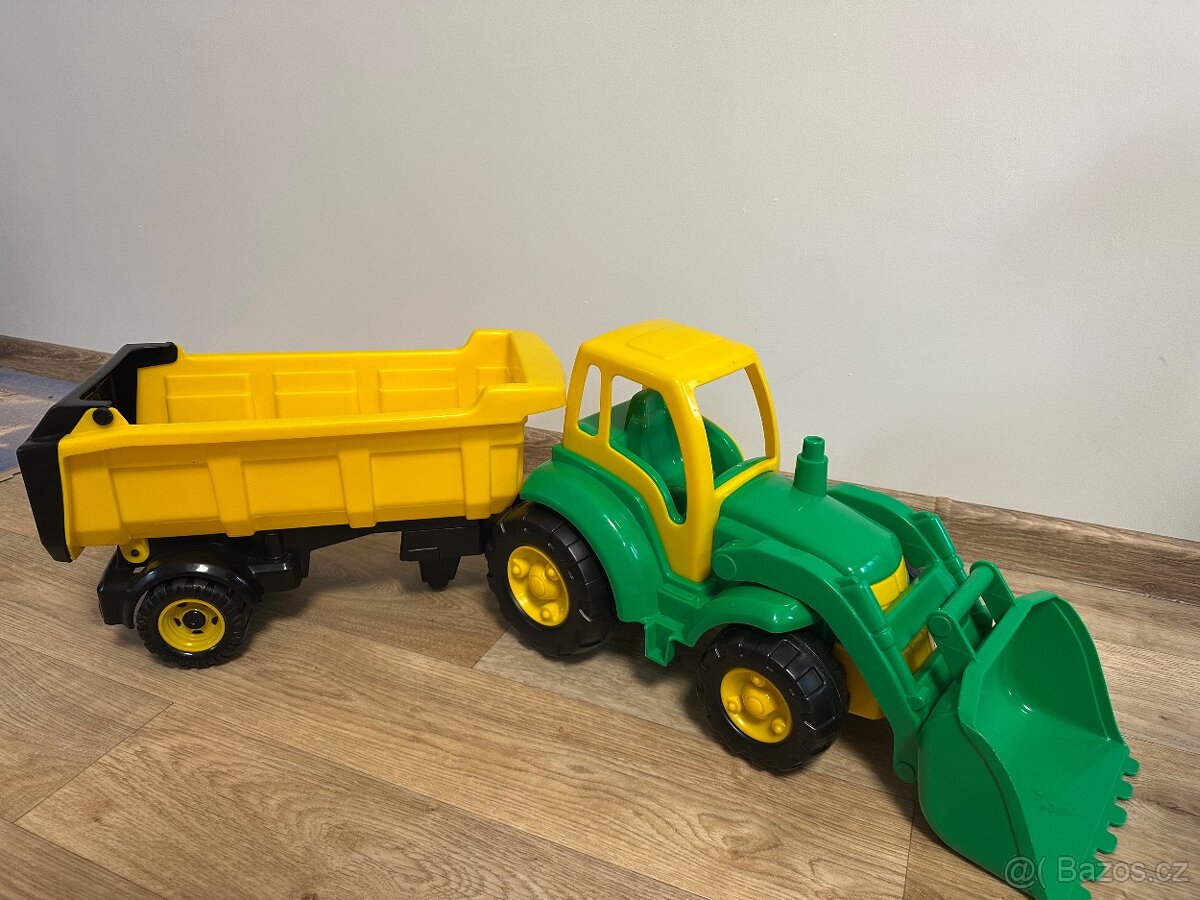 Prodám traktor s vlečkou.