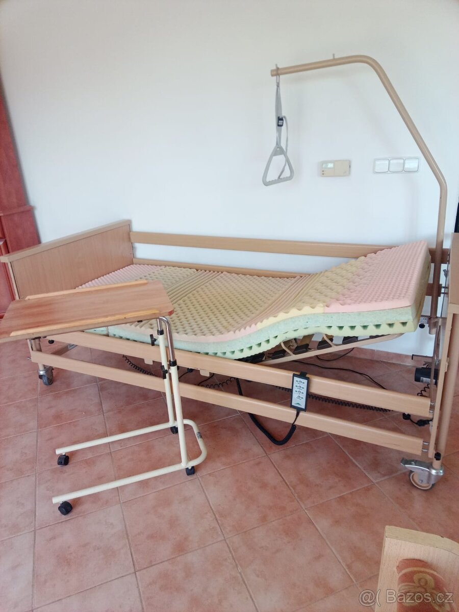 Polohovací postel + židle