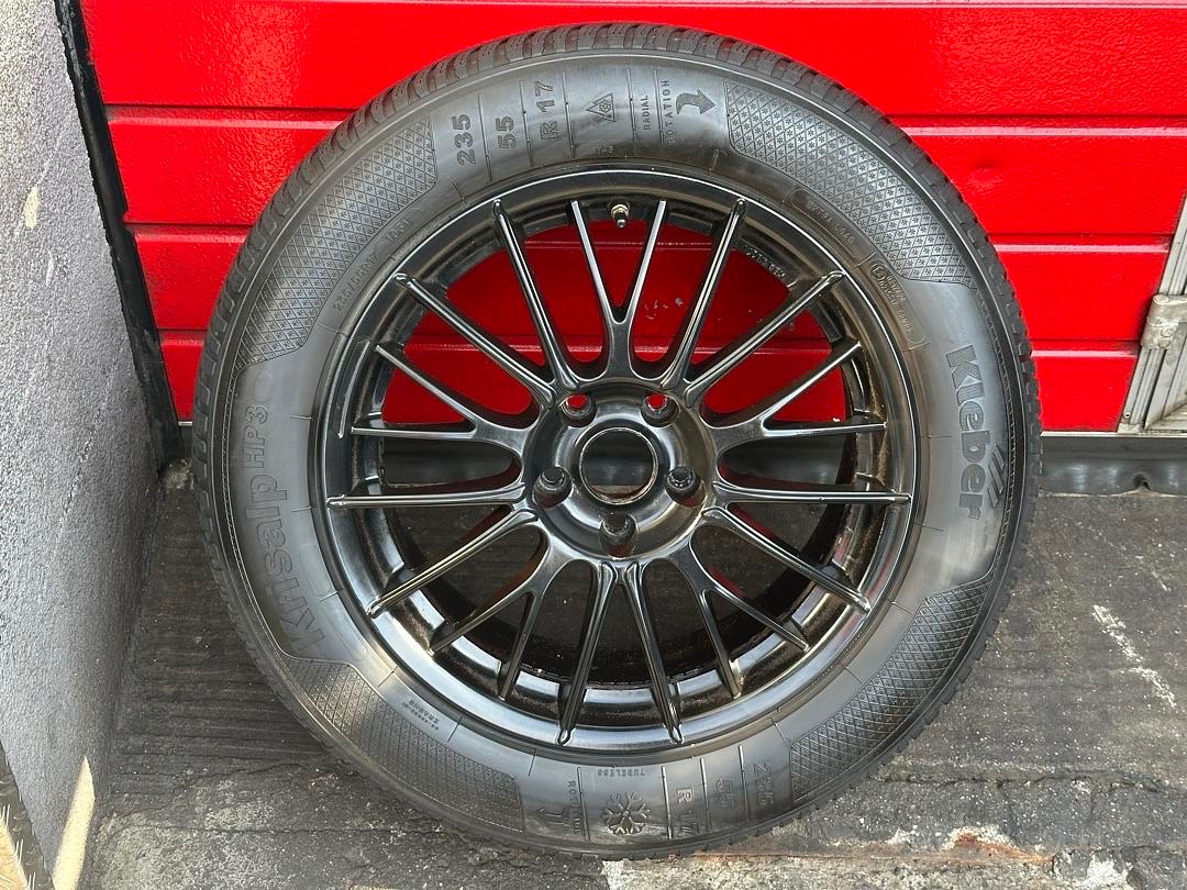 ALU kolo 1x černé 17" 8J ET35 + zimní pneu 235/55/R17
