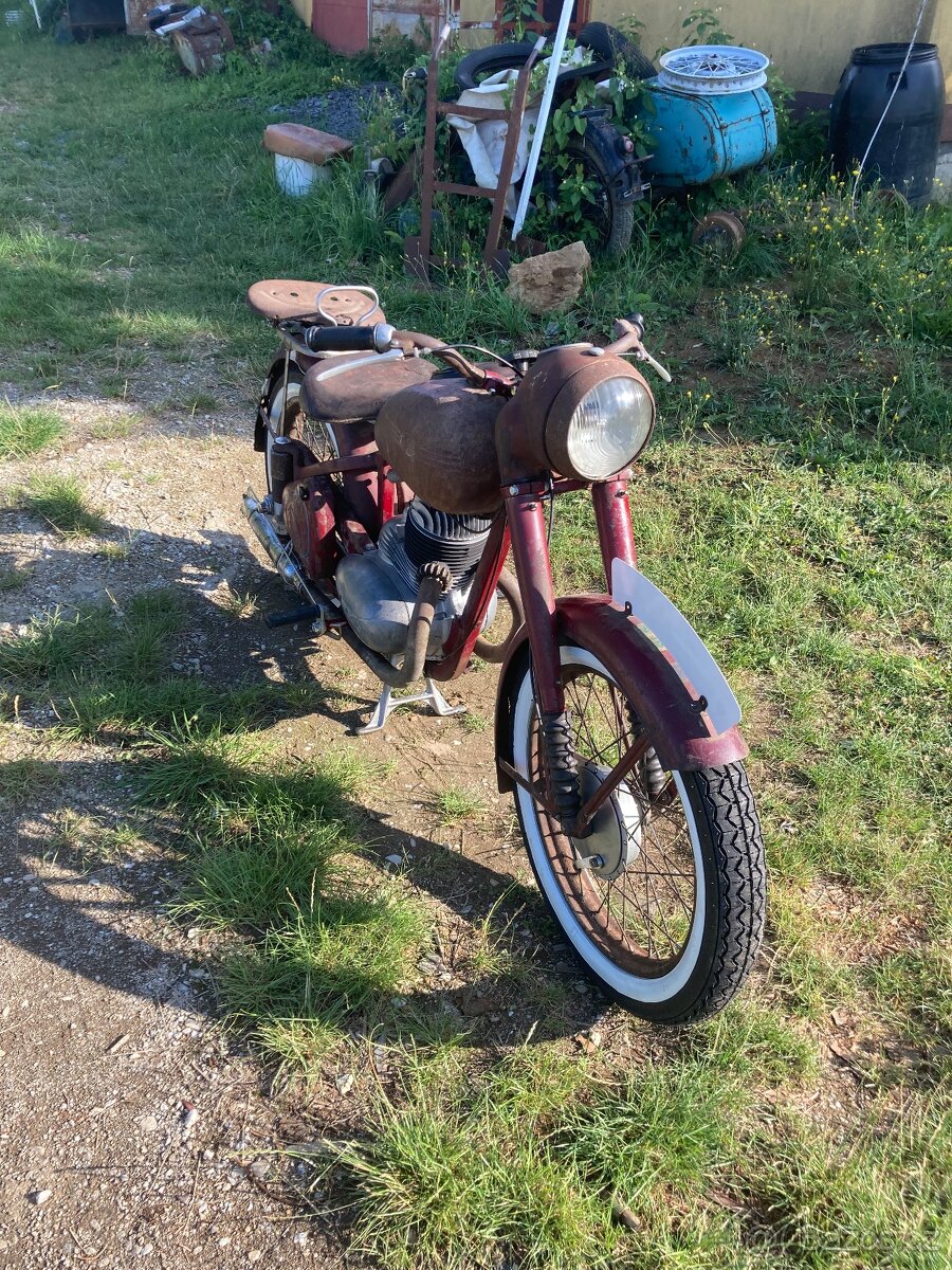 Predam Jawa 250 perák komunista