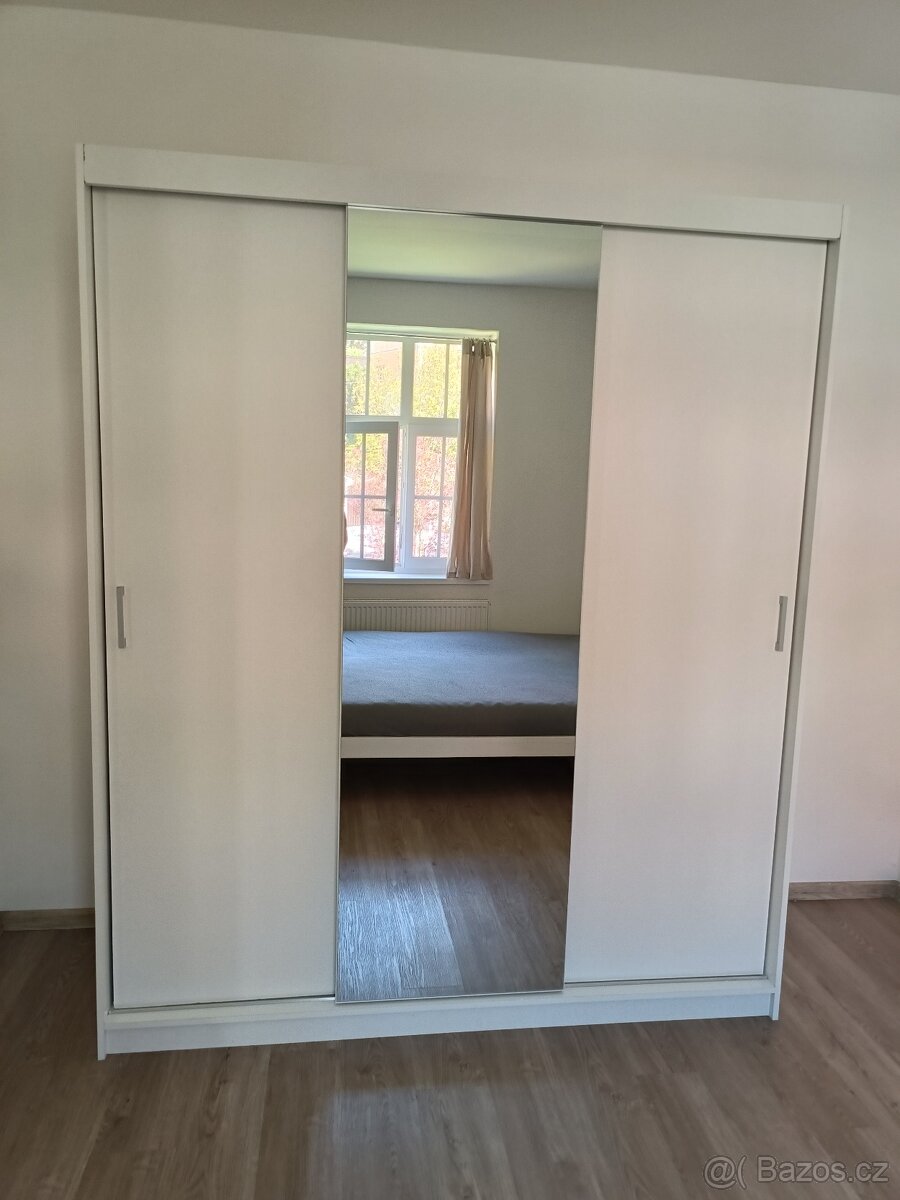 Prodám krásnou bílou skříň se zrcadlem – 180 × 60 × 215 cm