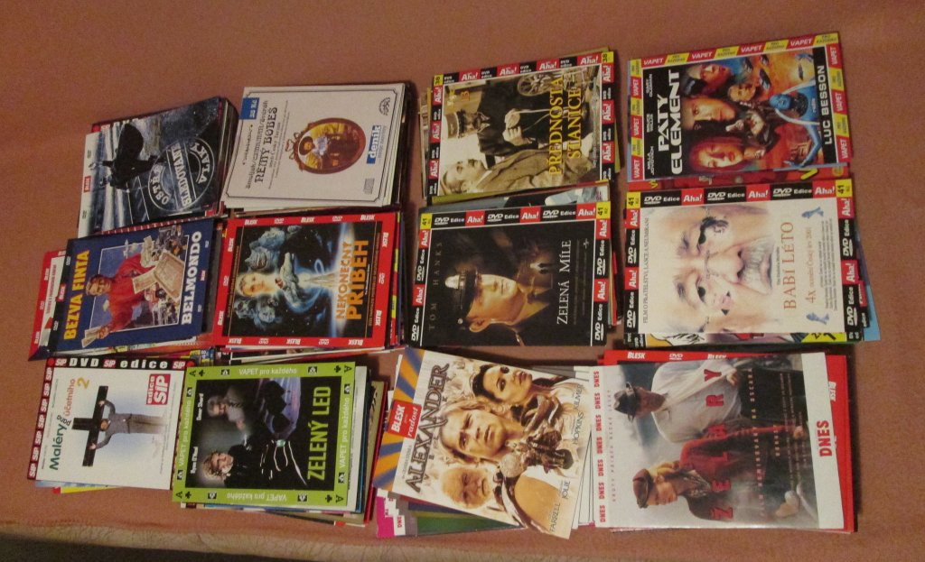 Směs DVD filmů v papír. obalech