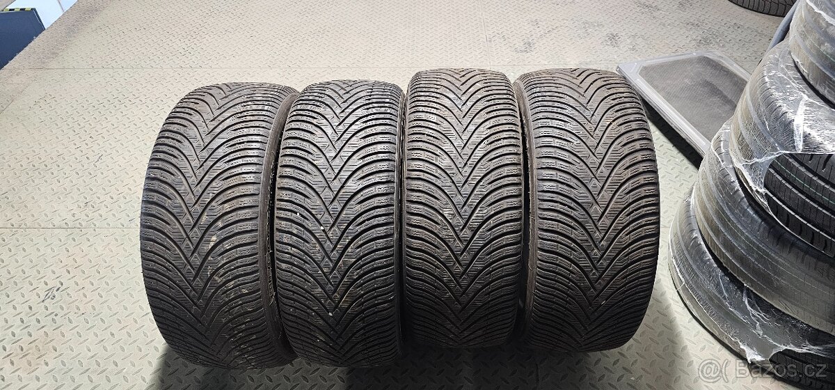 235/45 R18 98V