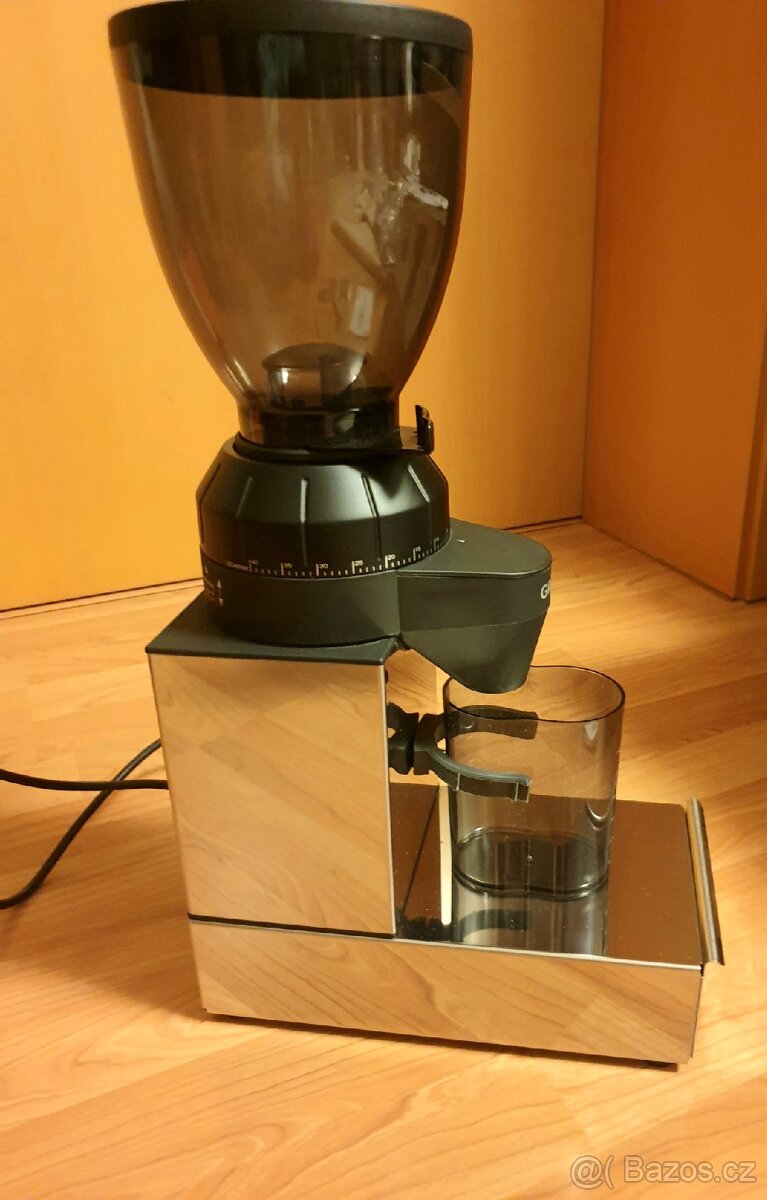 Mlýnek na kávu Graef CM850