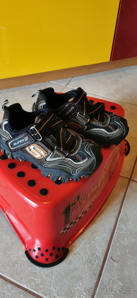 Trekové Skechers vel. 27 super stav
