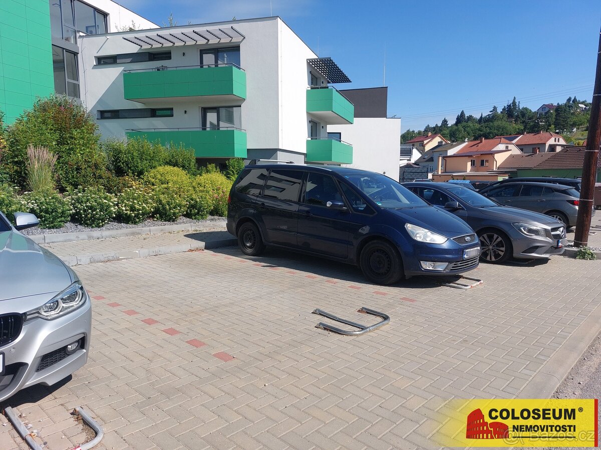 Popůvky, venkovní parkovací stání pro osobní automobil - par