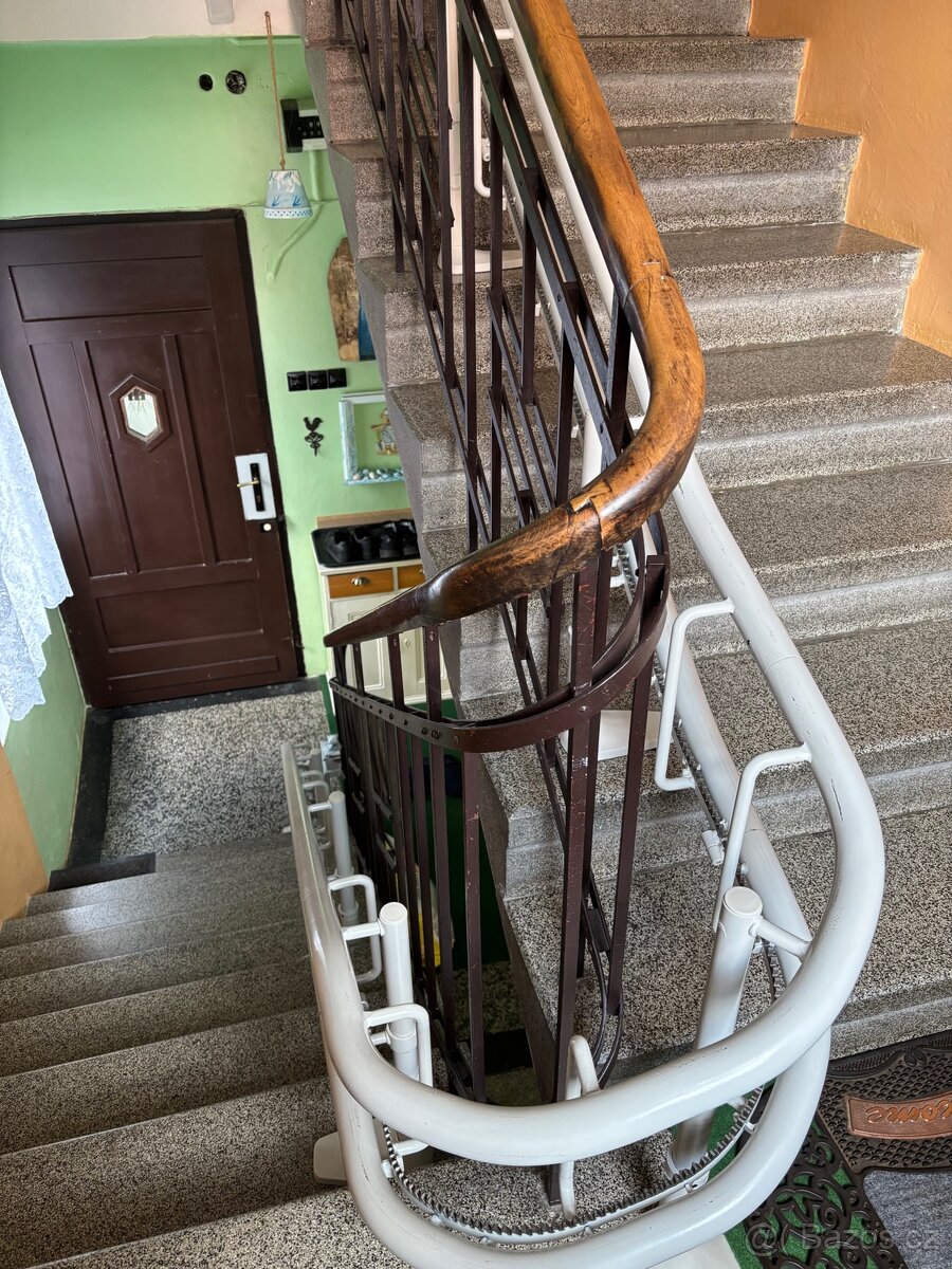Schodišťová sedačka- výtah pro invalidy