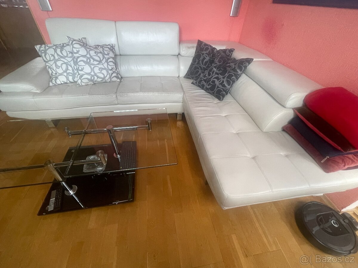 Kožená pohovka ve tvaru L s podnožkou