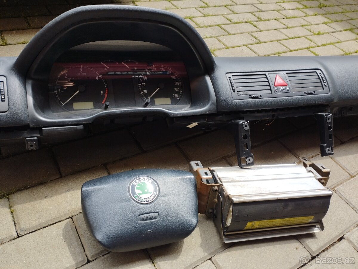 Škoda Octavia 1 palubní deska, airbag