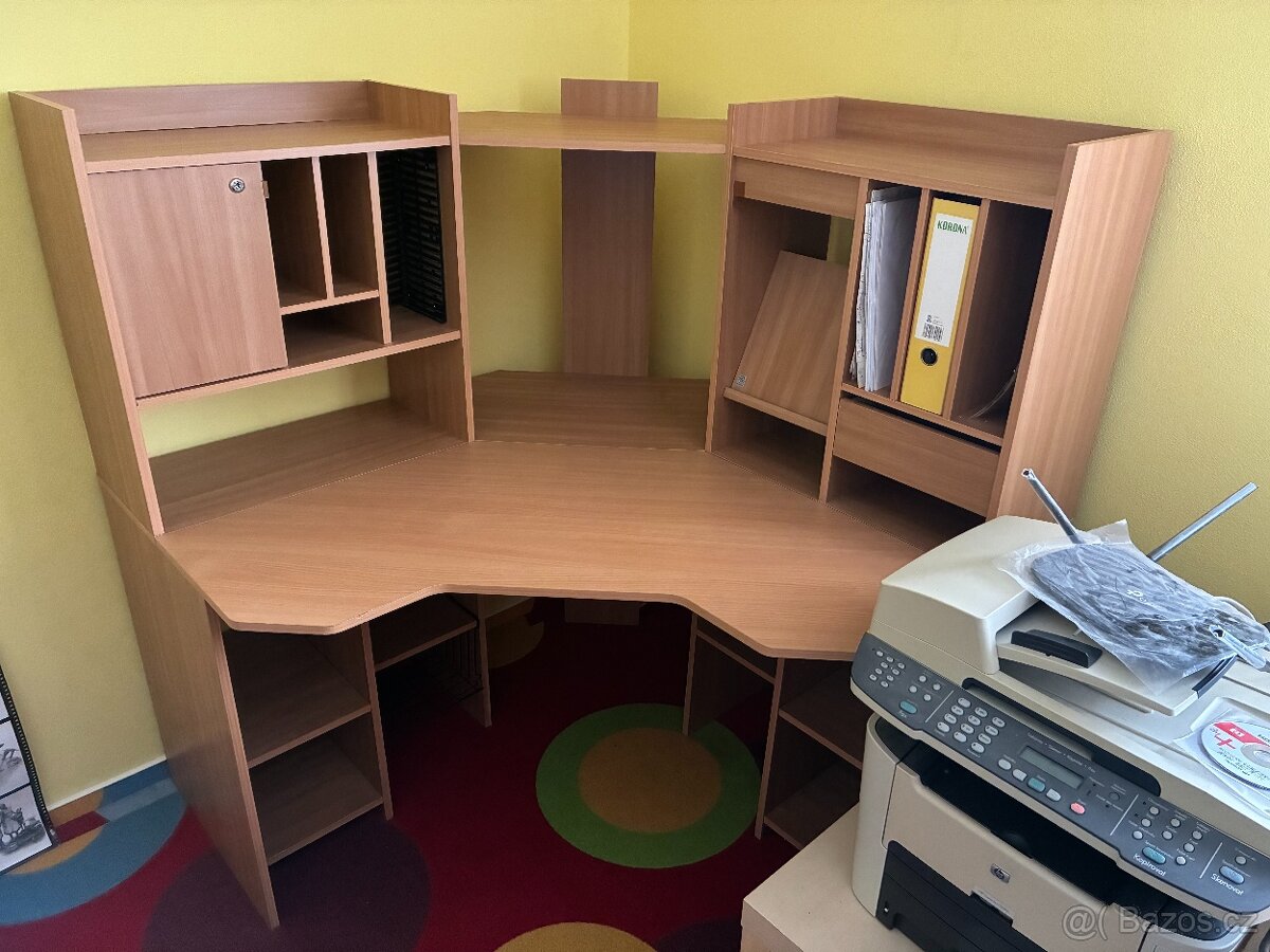 Univerzální rohový stůl na počítač
