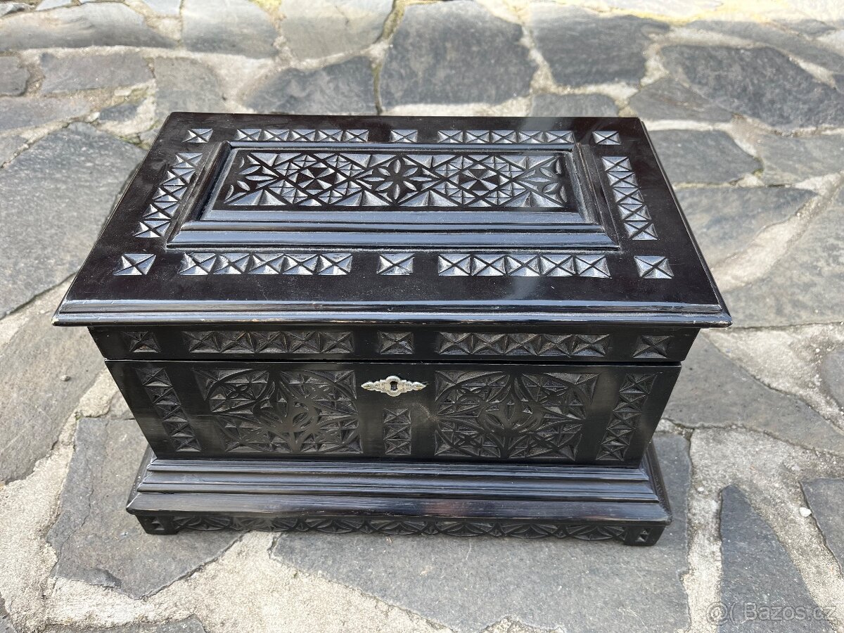 Mala drevena truhla na sperky