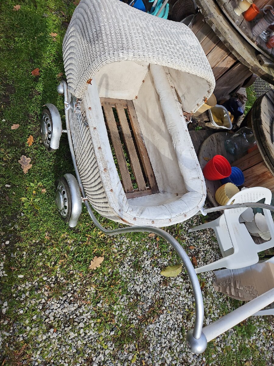 Starý proutěný kočárek – cca 1920–1940