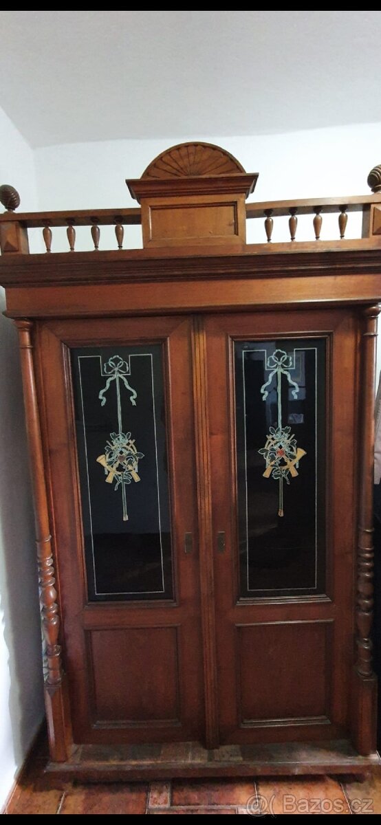 Starožitná skříň – krásná řezba, malovaná skla