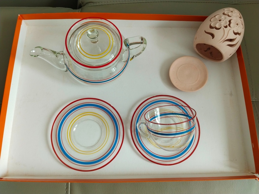 Skleněná konvička,2 podšálky,1 hrníček,ker.dekorace-Z DĚDICT