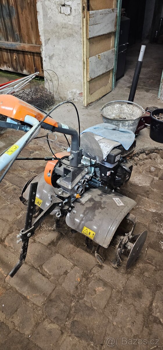 Prodám ruční oraci zemědělský stroj s náhradnímy pluhy