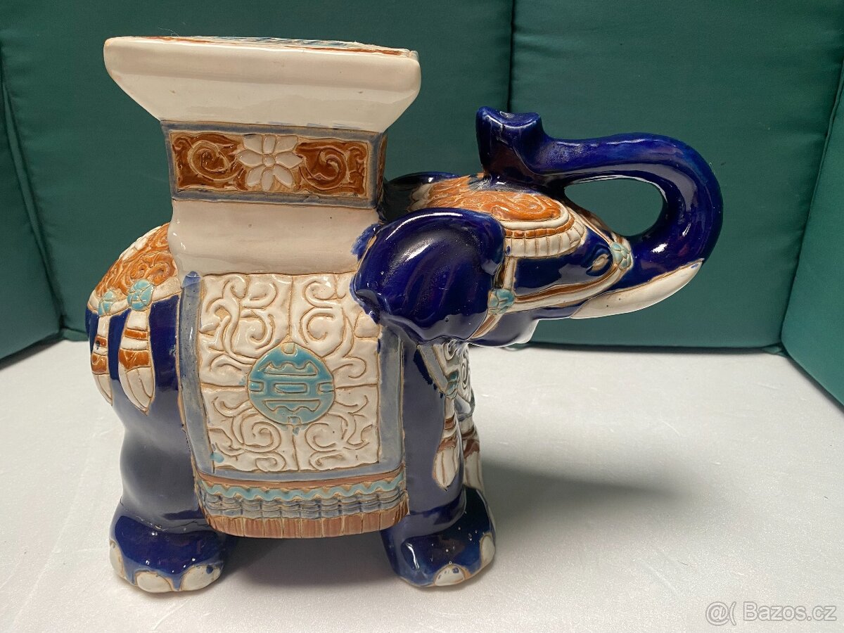 Porcelánový dekorativní slon