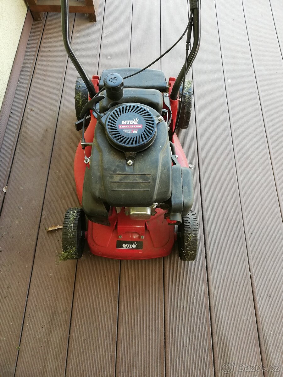 Benzínová sekačka s pojezdem