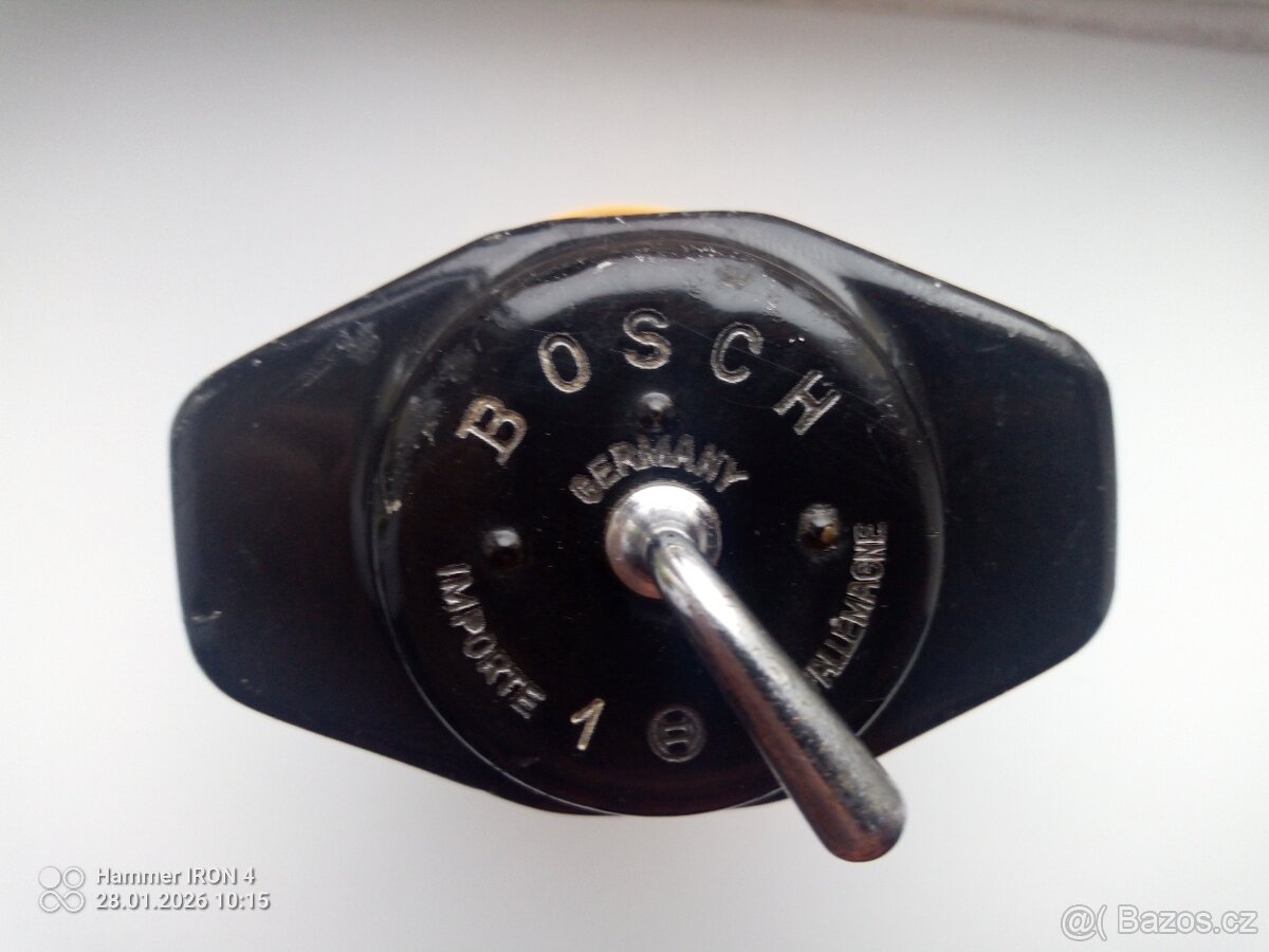 Motorek stěrače Bosch.