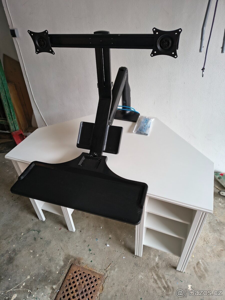 Rohový stůl s držákem na monitory