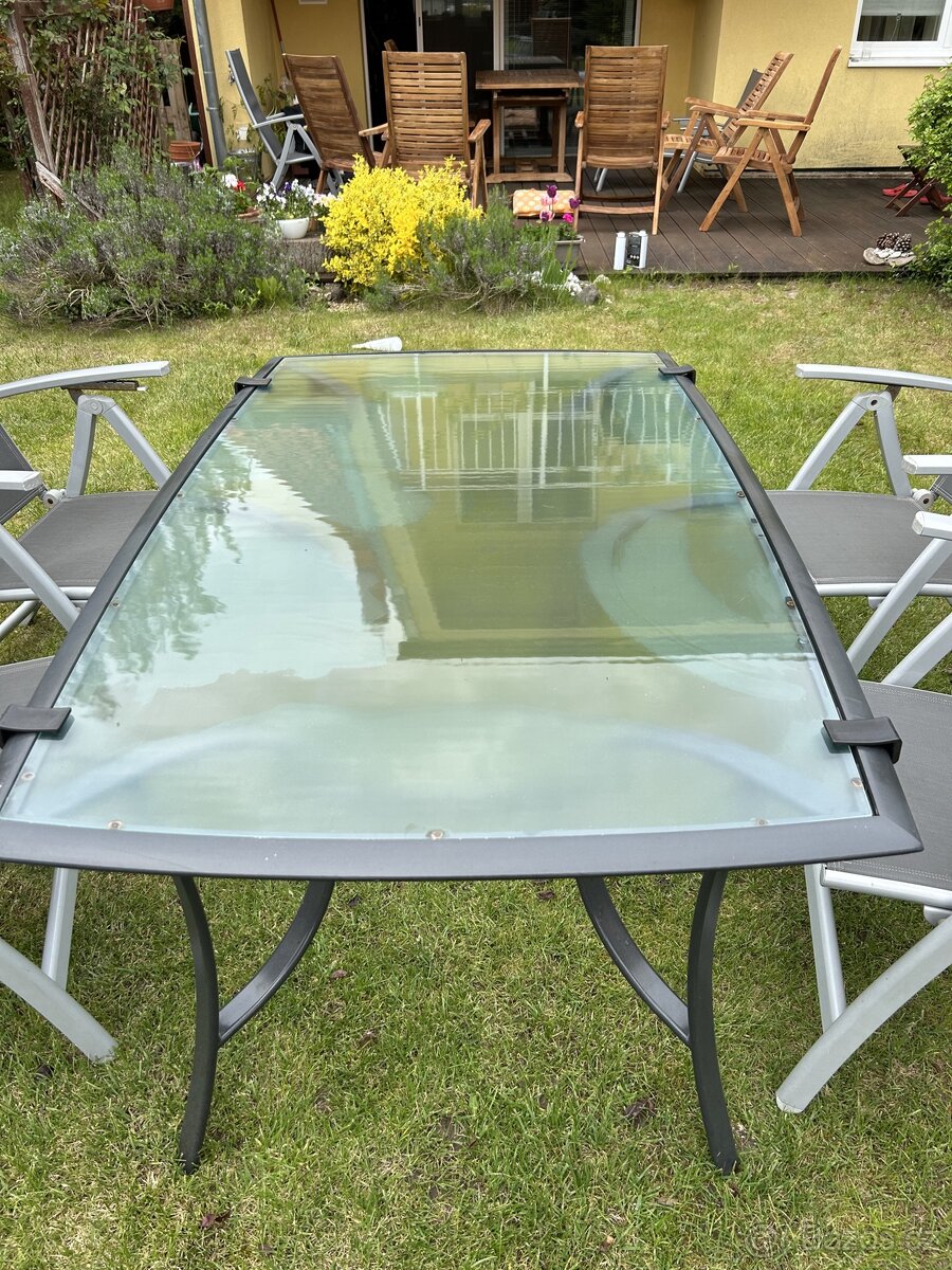 Kvalitní kovovoskleněný stůl na zahradu