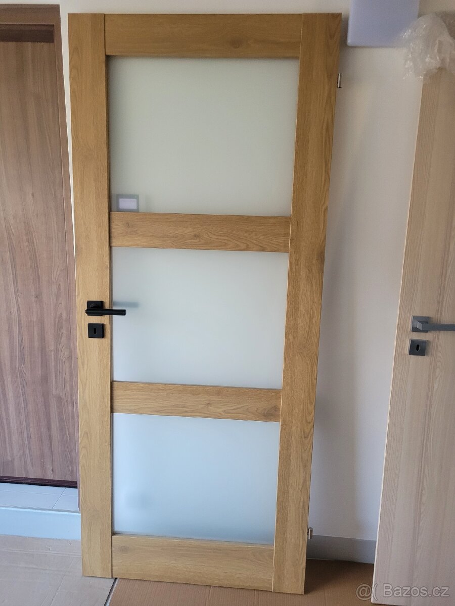 Dveře 80 cm pravé s pískovaným sklem.