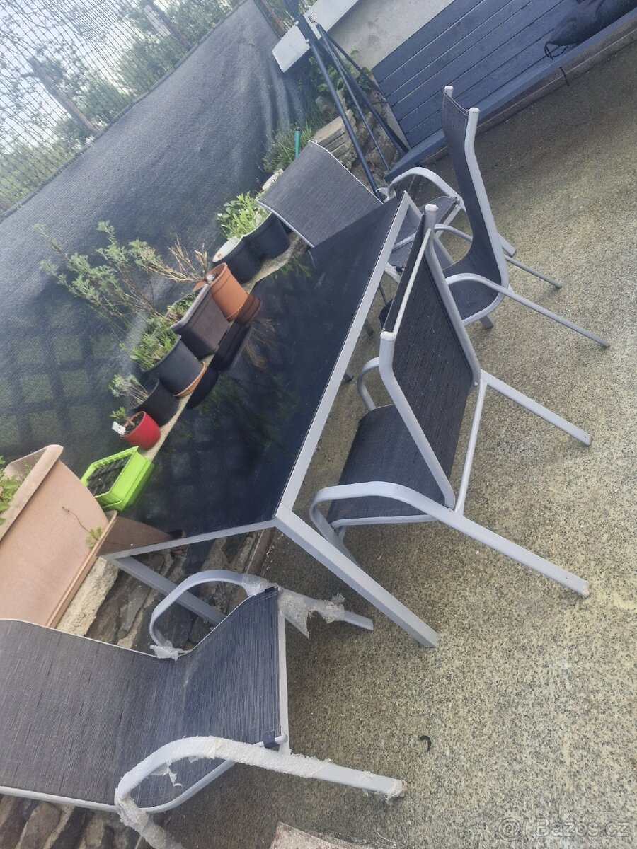 Zahradní nábytek. ... skleněný stůl a 4x židle