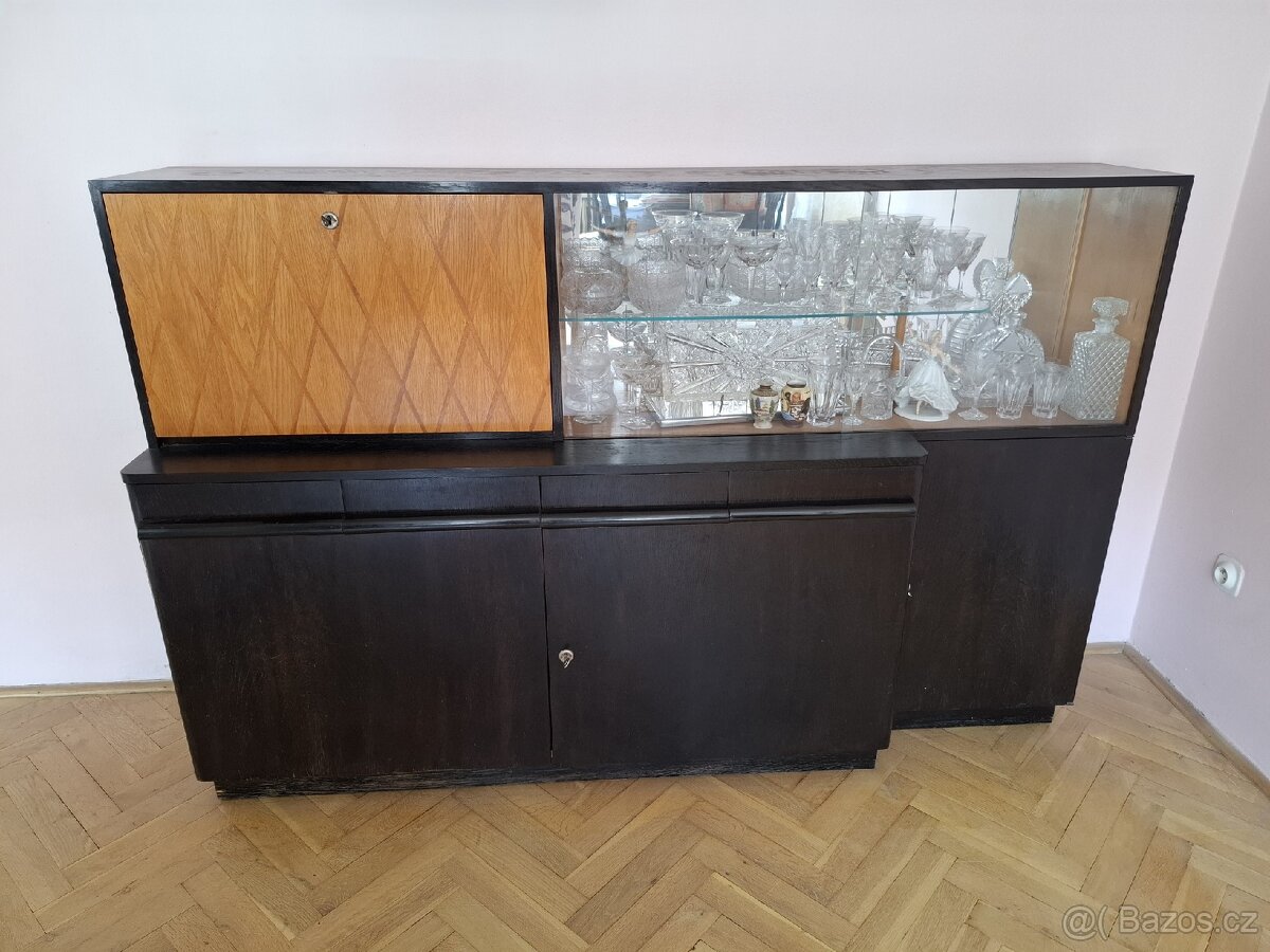 Černá starožitná skřínka s barem a vitrínou