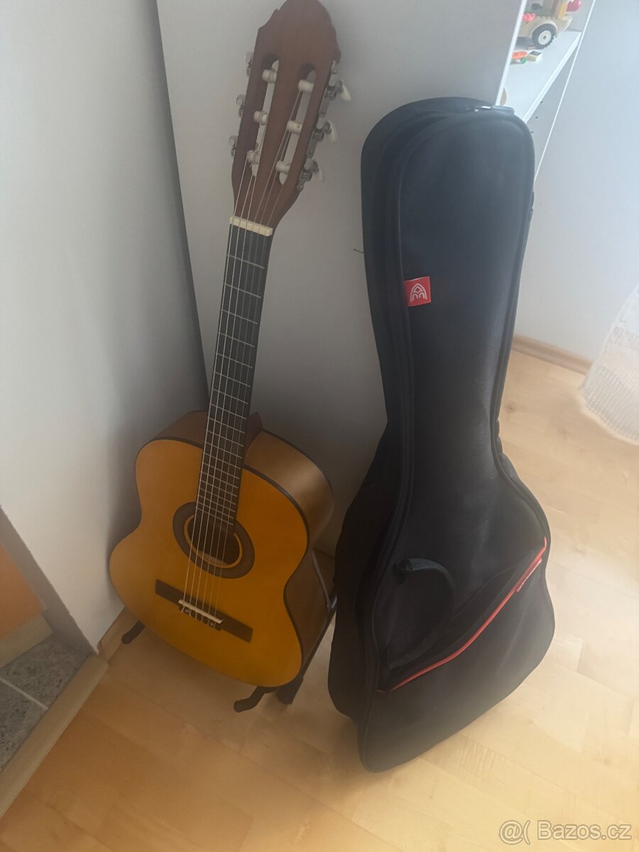Kytara včetně obalu a stojanu