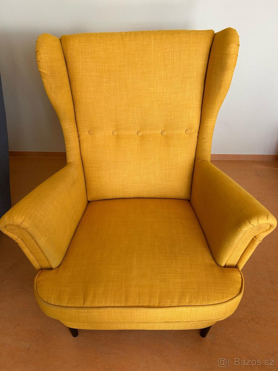 Ikea křeslo Strandmon žluté s podnožkou