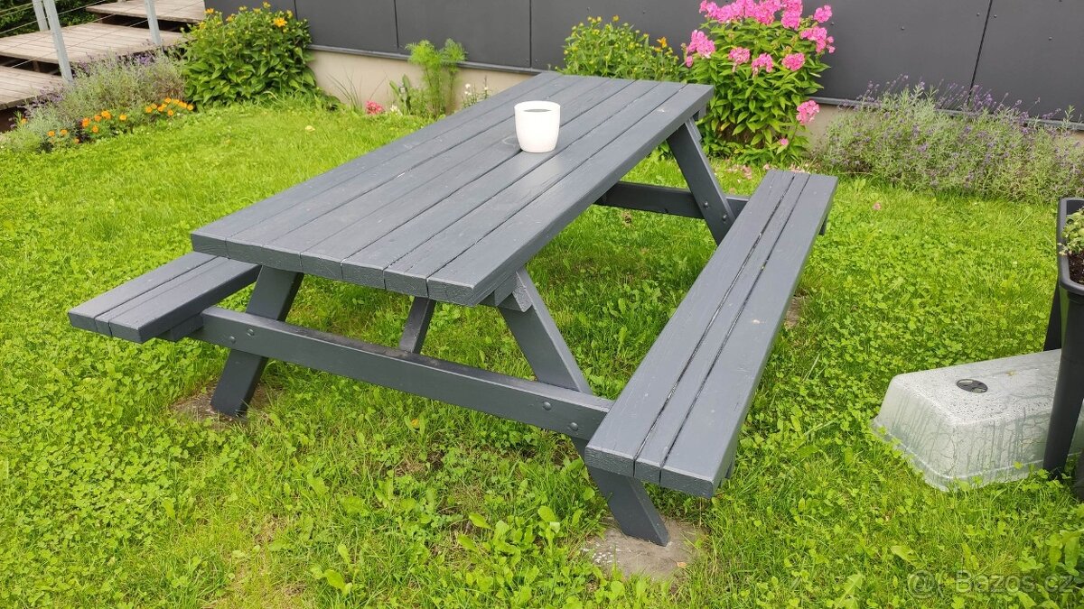 Venkovní stolek s lavicemi