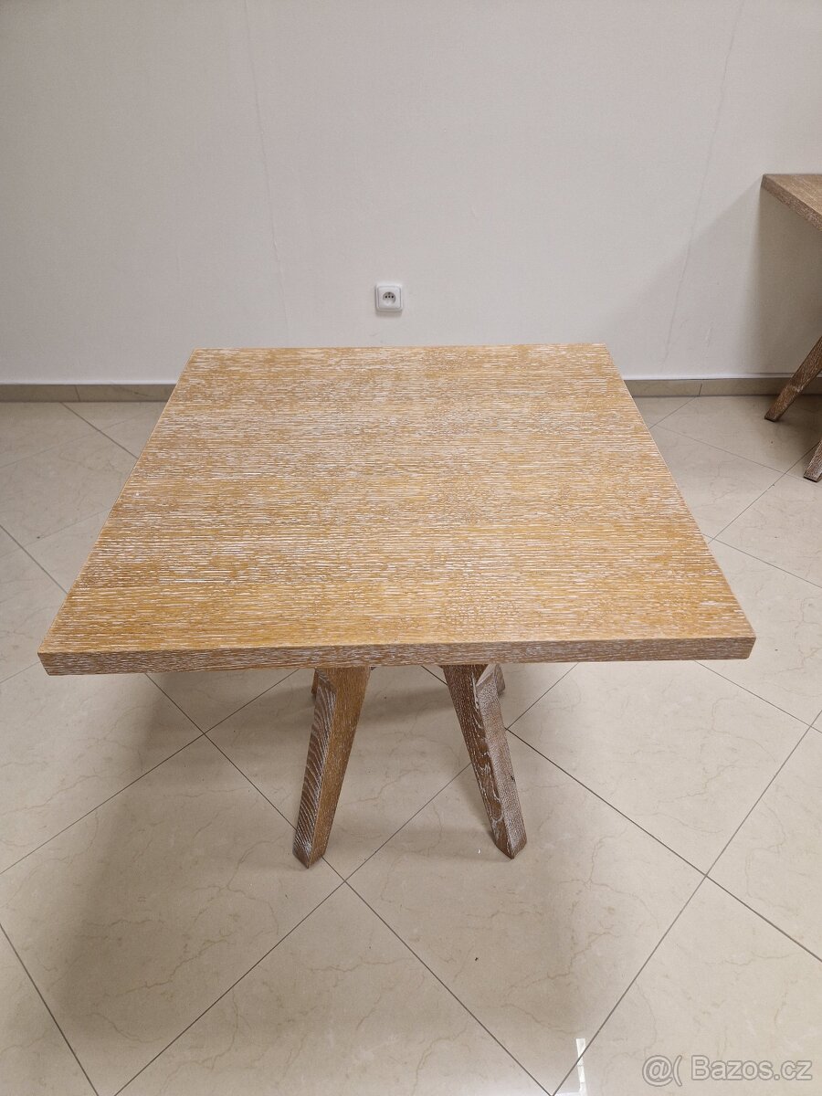 Stolek do kavárny