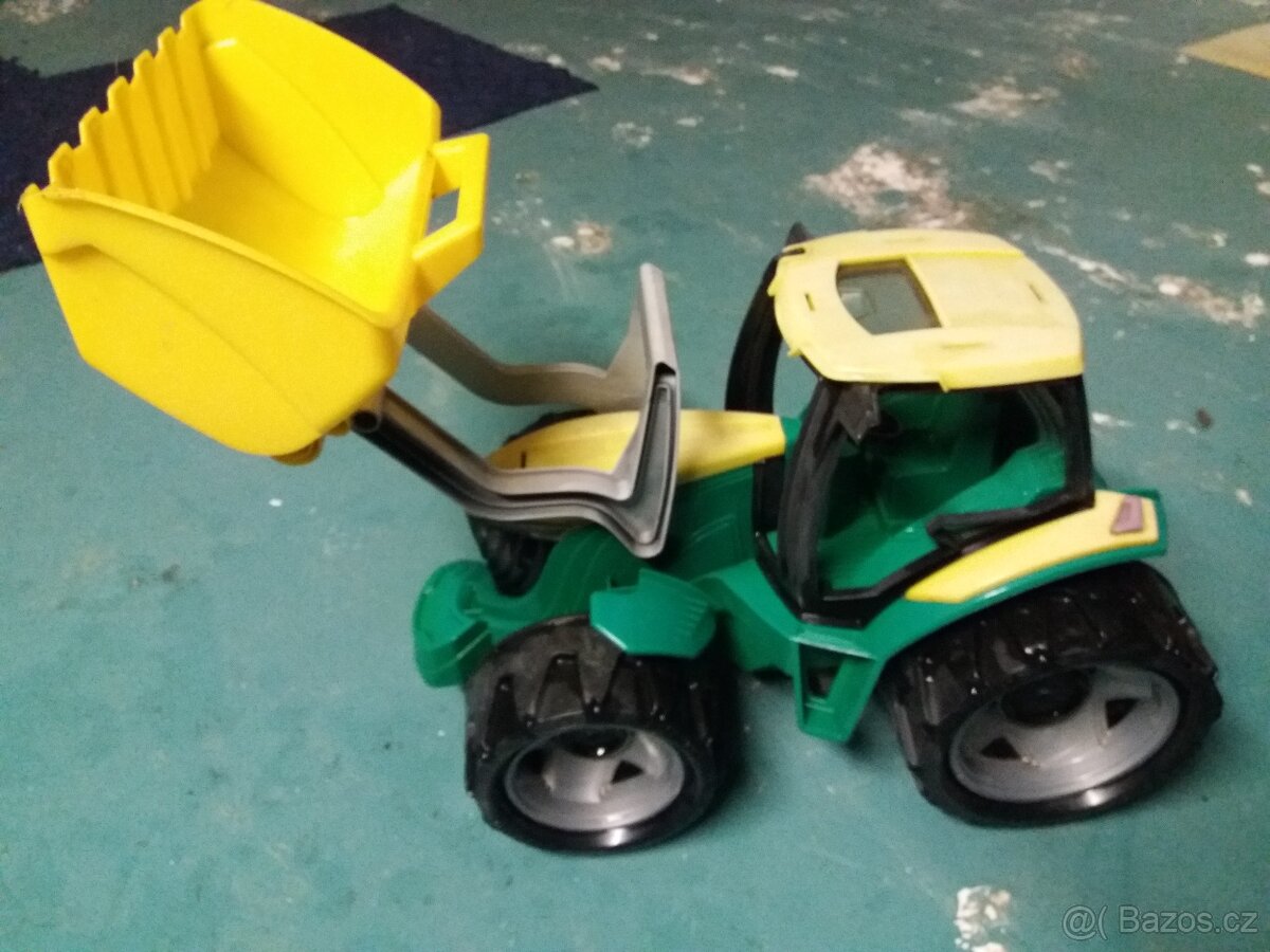 Traktor se lžící Lena